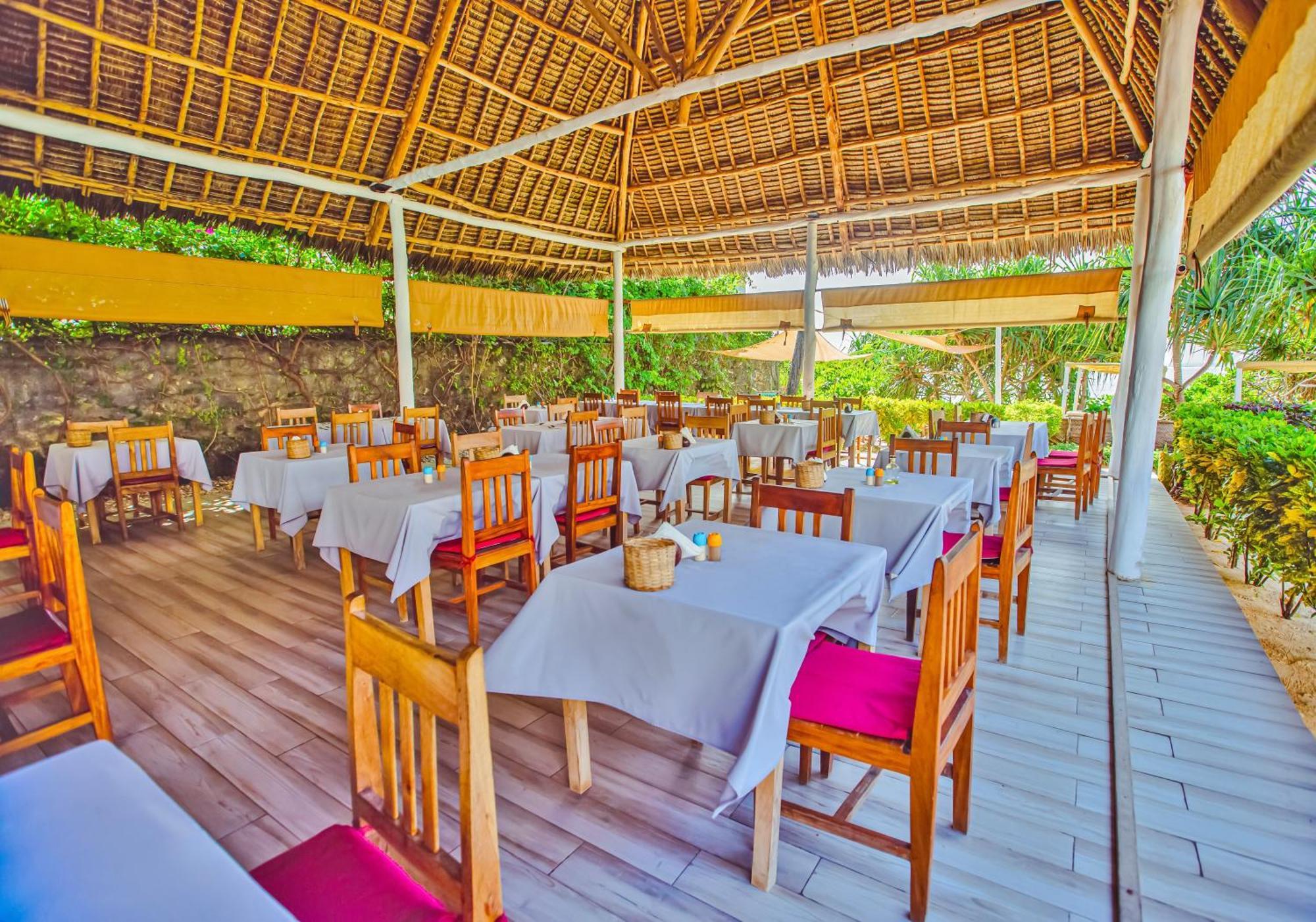 Ahg Sun Bay Mlilile Beach Hotel Матемве Екстериор снимка