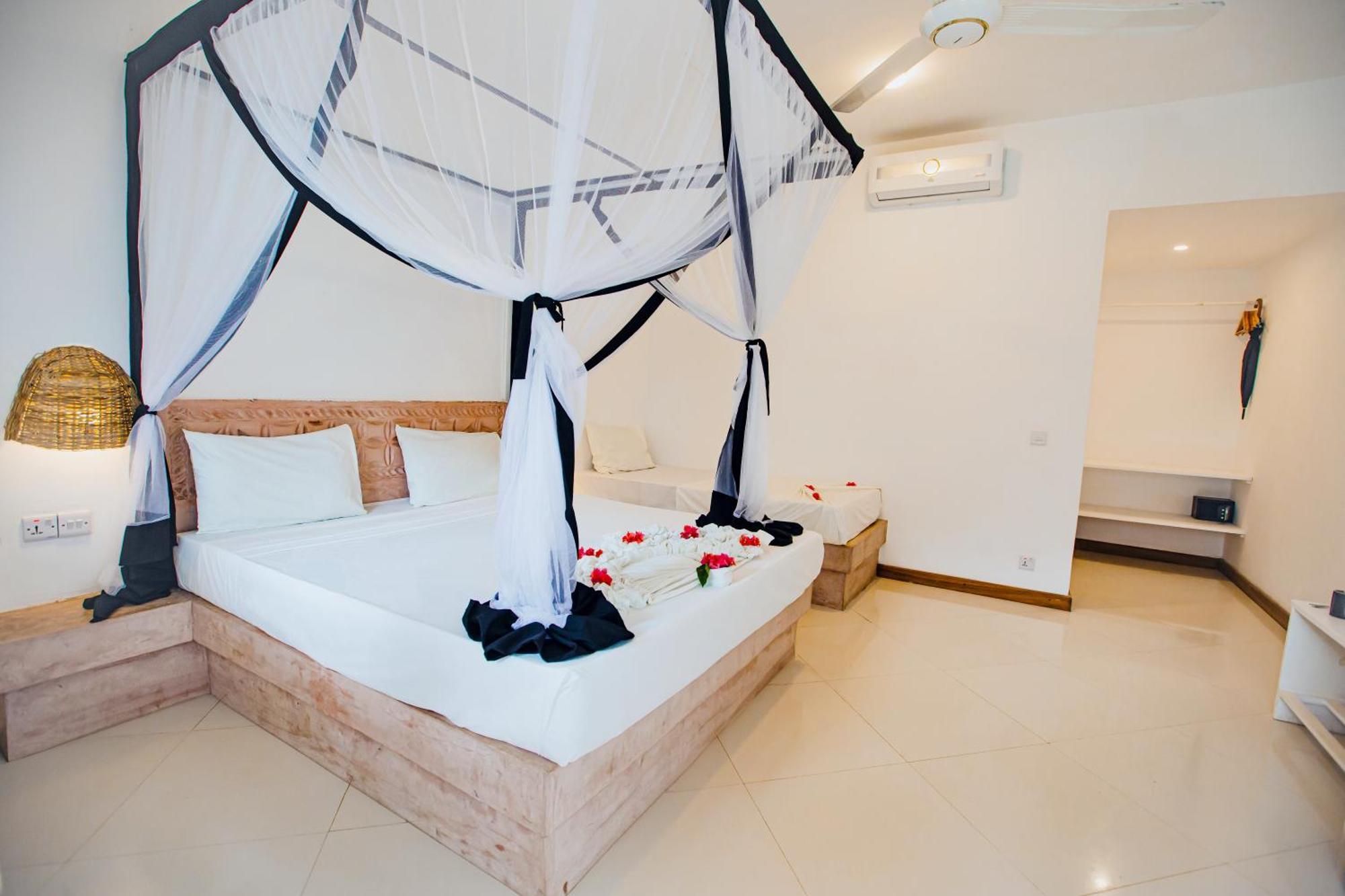 Ahg Sun Bay Mlilile Beach Hotel Матемве Екстериор снимка