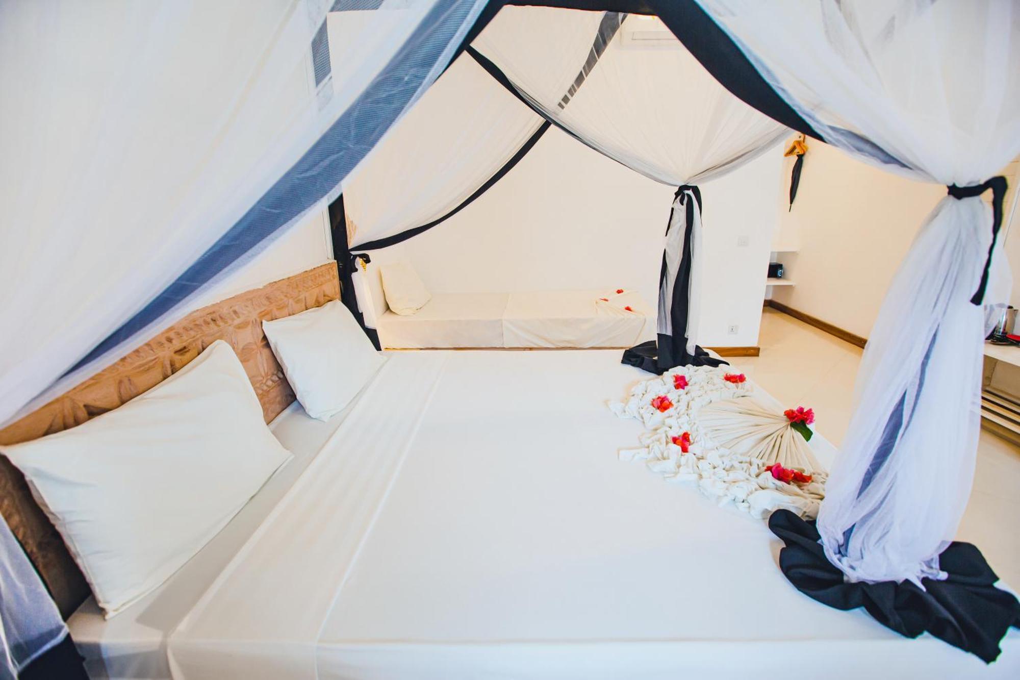 Ahg Sun Bay Mlilile Beach Hotel Матемве Екстериор снимка