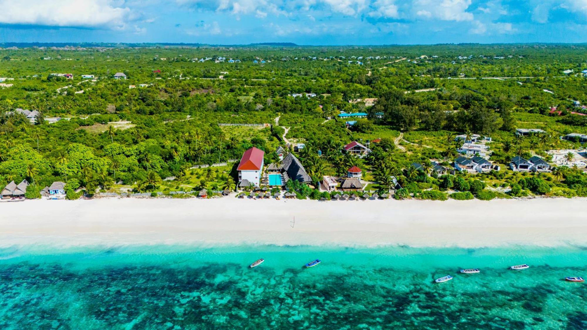 Ahg Sun Bay Mlilile Beach Hotel Матемве Екстериор снимка